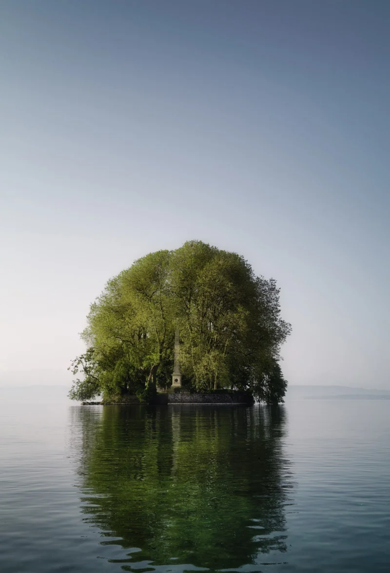 L’île de la Harpe, sur le Léman, en lumière visible.
